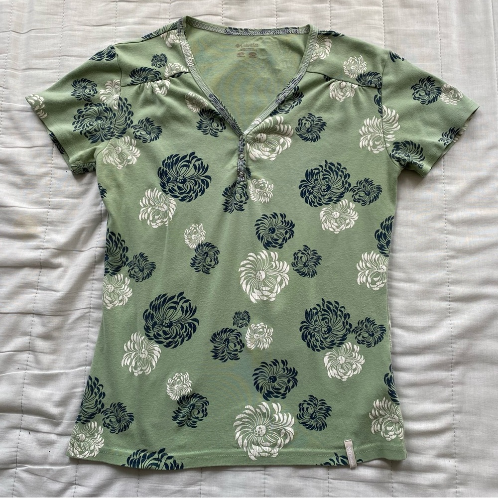 Columbia Sage Green Short Sleeve V-Neck Floral Tee